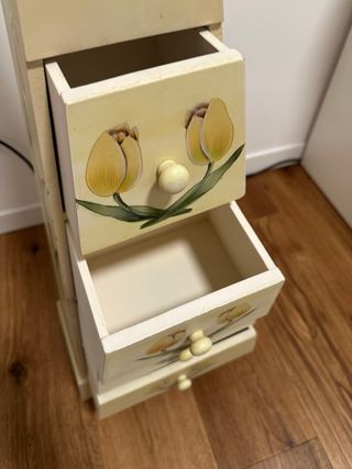 Piccola cassettiera triangolare decorata