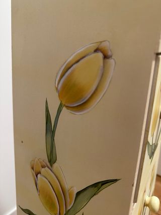 Piccola cassettiera triangolare decorata