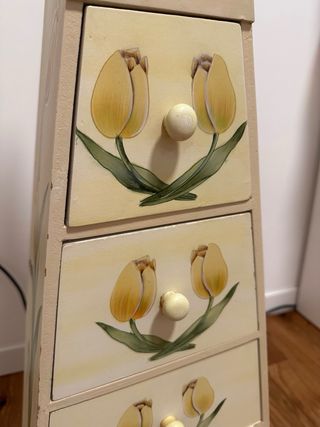 Piccola cassettiera triangolare decorata