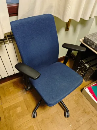 Silla de escritorio azul y negra