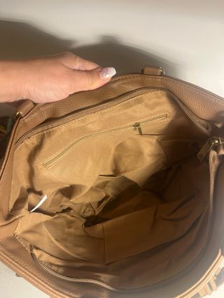 Bolso de mano beige con flecos