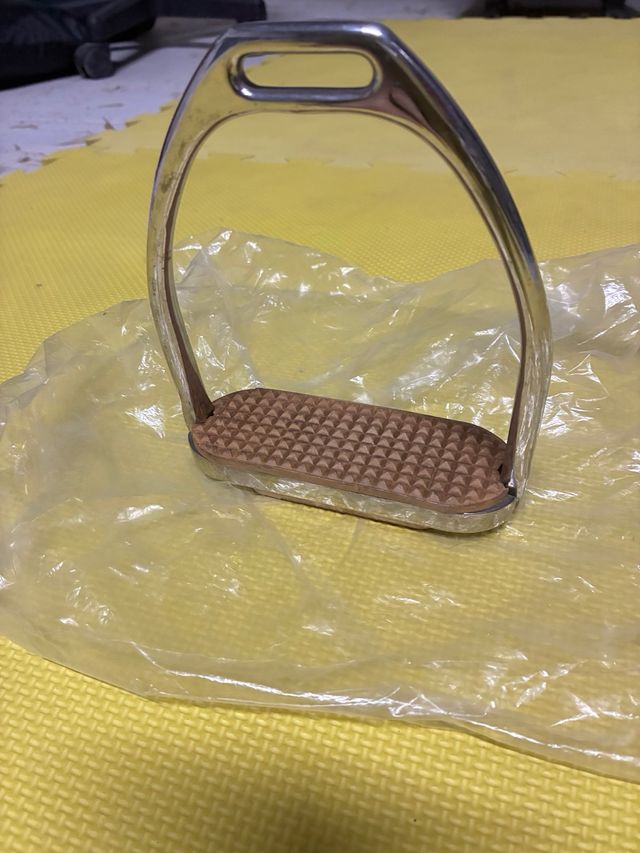 Estribo articulado nuevo 4 1/4 solo un estribo