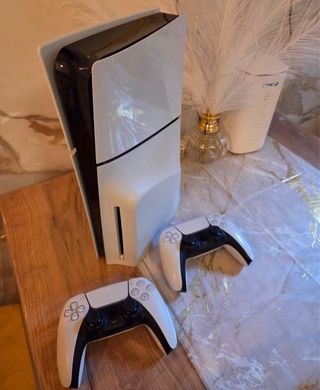 PS5 Slim 1TB + 4 Juegos + 2 Mandos