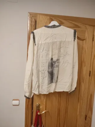 Camisa beige con estampado