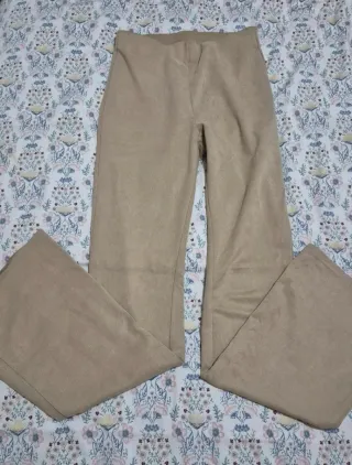 Pantalones campana Stradivarius beige