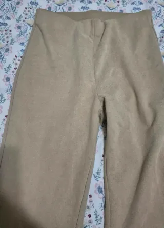 Pantalones campana Stradivarius beige