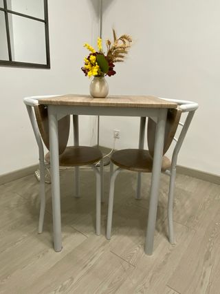 Mesa comedor pequeña plegable con dos sillas