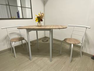Mesa comedor pequeña plegable con dos sillas
