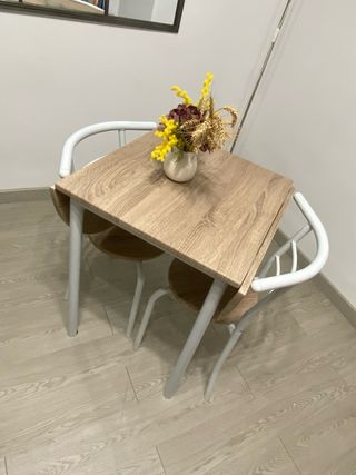 Mesa comedor pequeña plegable con dos sillas
