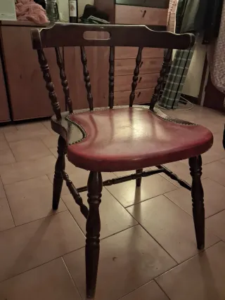 Silla Mocholi madera y piel roja. Dispongo de 20