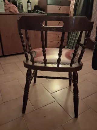 Silla Mocholi madera y piel roja. Dispongo de 20