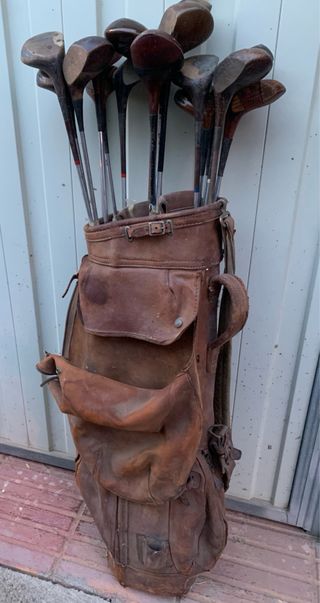 Bolsa de golf de cuero antigua con palos