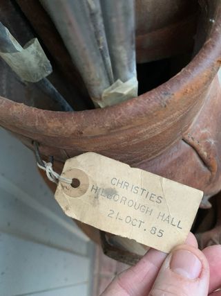 Bolsa de golf de cuero antigua con palos