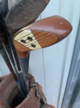 Bolsa de golf de cuero antigua con palos