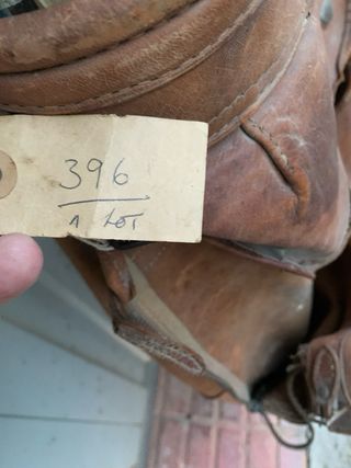 Bolsa de golf de cuero antigua con palos