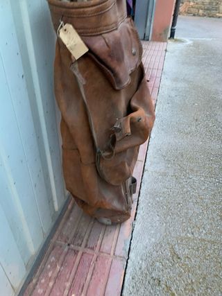 Bolsa de golf de cuero antigua con palos