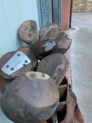 Bolsa de golf de cuero antigua con palos