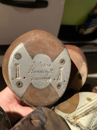 Bolsa de golf de cuero antigua con palos