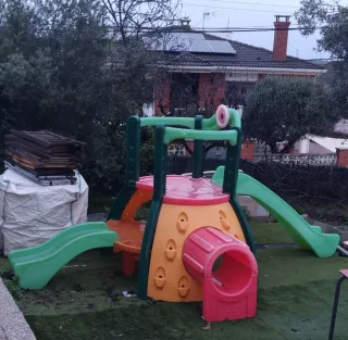 Tobogán infantil con columpio y mesa