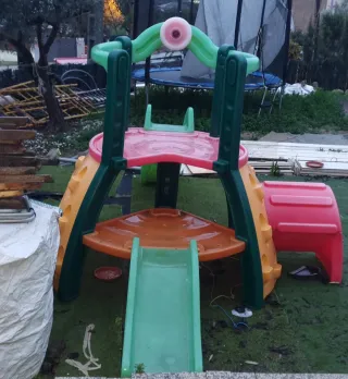 Tobogán infantil con columpio y mesa