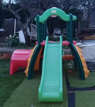 Tobogán infantil con columpio y mesa