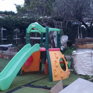 Tobogán infantil con columpio y mesa