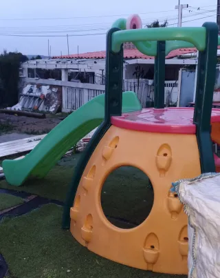 Tobogán infantil con columpio y mesa