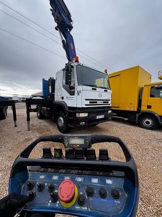 Iveco tractora 4x2 con grúa PM 30