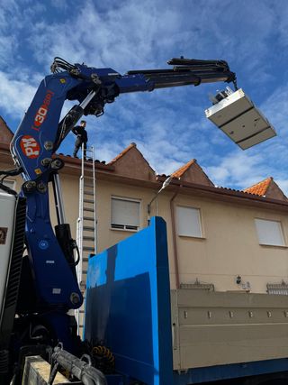 Iveco tractora 4x2 con grúa PM 30