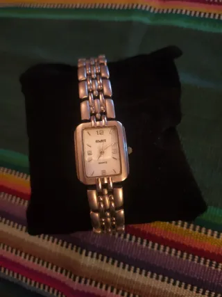 Reloj de pulsera plateado,de señora.