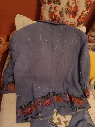 Conjunto Top, Falda y chaqueta Flores Bordadas.