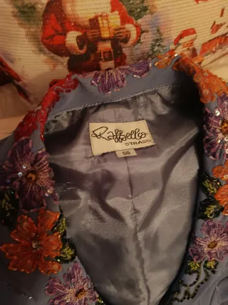 Conjunto Top, Falda y chaqueta Flores Bordadas.