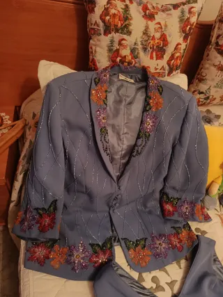 Conjunto Top, Falda y chaqueta Flores Bordadas.