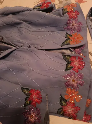 Conjunto Top, Falda y chaqueta Flores Bordadas.