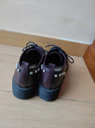 Botín Stradivarius Granate Tachuelas