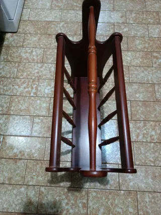 Revistero clásico de madera