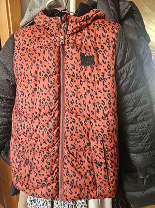 Abrigo niña plumas estampado leopardo