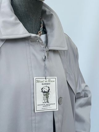 Trench vintage donna beige con dettagli rossi