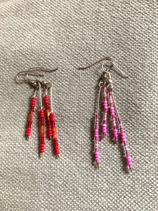 Pendientes de abalorios rojos y rosas