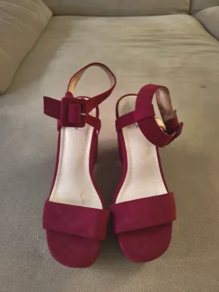Sandalias de cuña color burdeos