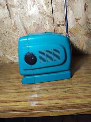 Televisor antiguo verde con radio AM/FM