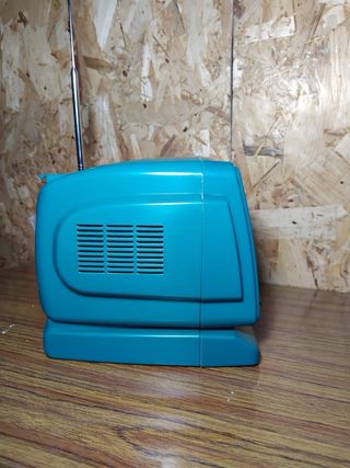 Televisor antiguo verde con radio AM/FM