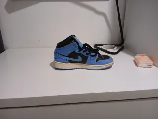 Jordan 1 Mid Azul y Negro