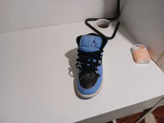 Jordan 1 Mid Azul y Negro