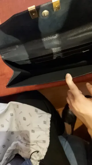 Bolso de mano negro con detalle dorado