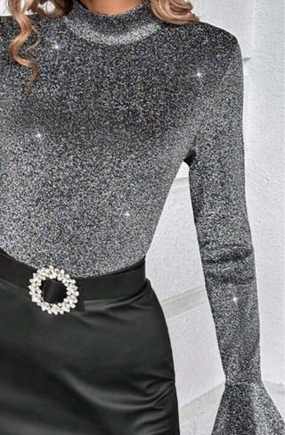 Jersey plateado con cuello alto y brillos