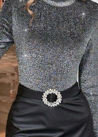 Jersey plateado con cuello alto y brillos