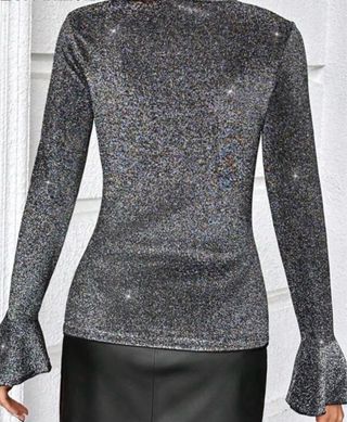 Jersey plateado con cuello alto y brillos