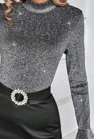 Jersey plateado con cuello alto y brillos