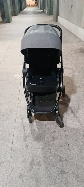 Carrito de bebé gris y negro